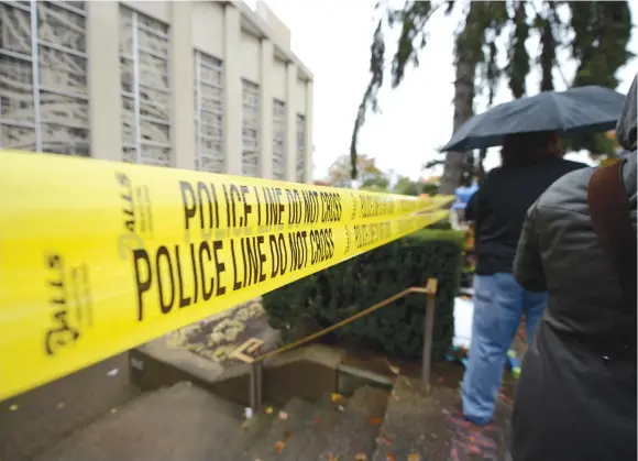  ?? (Alan Freed/Reuters) ?? POLICE TAPE lines a sidewalk in front of Pittsburgh’s Tree of Life synagogue last month.