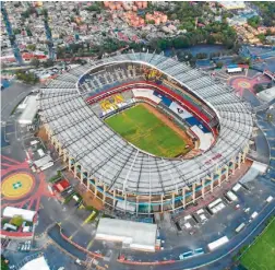  ??  ?? Así lucía la cancha del Azteca desde las alturas antes del Chiefs vs Rams.