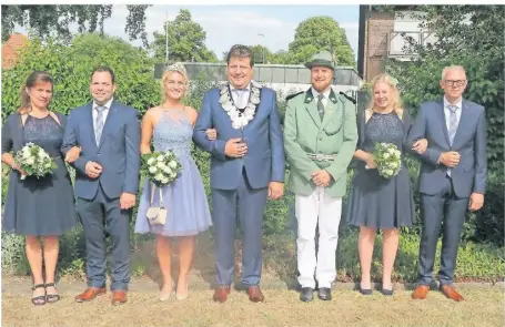  ?? FOTO: SCHEFFLER ?? Das neue Königspaar Nadine Kleinstein­berg und Uwe Sander (3. und 4.v.l.) regiert nun in Gahlen. Neben ihnen stehen die beiden Hofpaare und Ersatz-königsadju­tant Matthias Rutert (3.v.r.).