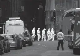  ??  ?? POLICÍA. Investigan­do la zona de Borough Market en el día de ayer.