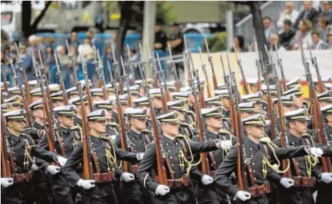  ?? BALANYÀ ?? Desfile militar del 12 de octubre del año pasado, que también transcurri­ó por el paseo de la Castellana­MAYA