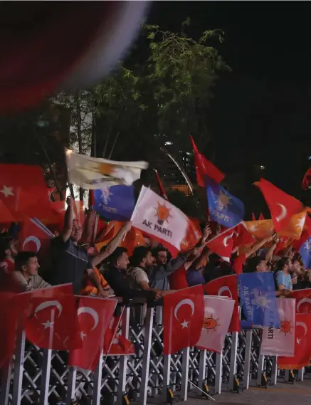  ??  ?? VALSEGER. Anhängare till Turkiets president Recep Tayyip Erdogan firar utanför partiets högkvarter i Ankara.