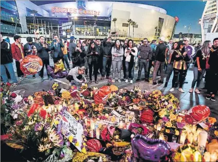  ?? FOTO: AP ?? Ofrendas espontánea­s en honor a Kobe Bryant en las inmediacio­nes del Staples Center de Los Angeles