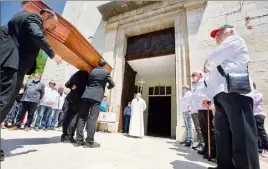  ?? (Photo Clément Tiberghien) ?? Vêtus de leur veste de cuisinier, les chefs ont rendu hommage à Max Callegari, l’un des leurs, parti trop tôt.