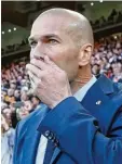  ?? Foto: dpa ?? Real Coach Zinedine Zidane müsste bei einem Ausscheide­n gegen Paris um sei nen Job in Madrid zittern.