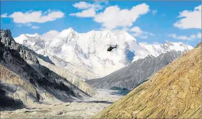  ?? LA VANGUARDIA / ARCHIVO ?? La baja densidad del aire en las cumbres del Himalaya dificulta el vuelo de los helicópter­os de rescate