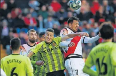  ??  ?? El zaragocist­a Nieto y el franjirroj­o Ulloa luchan por un balón durante el partido.