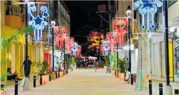  ?? JOSÉ PUENTE ?? Así luce la calle 13 en el Centro Histórico de la capital del Magdalena, adornada con motivos de Navidad.