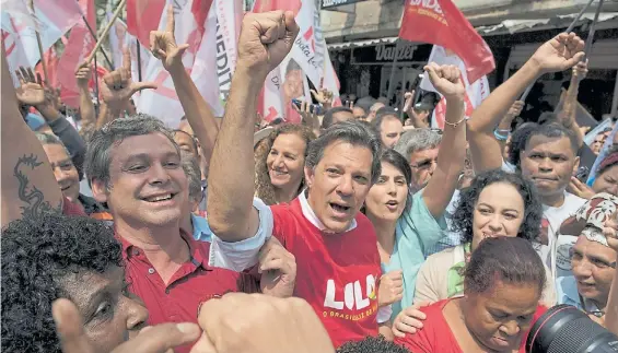  ?? AP ?? Campaña. El candidato del PT Fernando Haddad recorrió el viernes la favela Rocinha, en Río de Janeiro. Los sondeos lo ubican en segundo lugar.