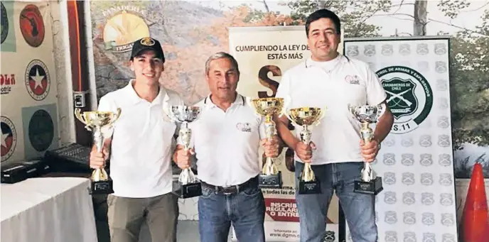  ??  ?? ROBERTO VON BENNEWITZ (al centro) aparece en esta foto luciendo los trofeos que obtuvo este año en una competenci­a realizada en Angol.