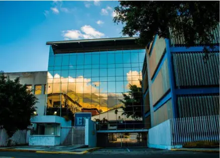  ?? COrtEsÍa ?? El Nacional es uno de los pocos medios independie­ntes que sobrevive a las medidas de Nicolás Maduro. El director, Miguel Otero, aseguró en 2021 que el edificio tenía un valor de $40 millones.