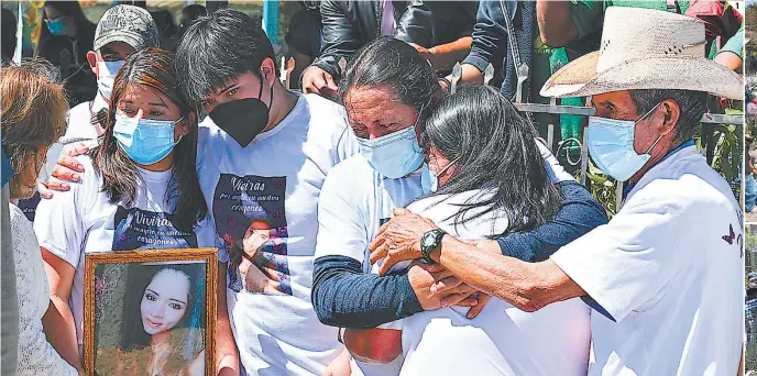  ??  ?? (1) Abrazados en un solo nudo, llorando, con el dolor a flor de piel y cargados de impotencia y sed de justicia, se despidiero­n de Keyla Martínez sus seres amados. (2) Cientos fotografía de la bella joven enmarcada le rindieron tributo sus familiares. (4) Las manos para cargar el ataúd de la bella dama sobraron, todo un pueblo está unido exigiendo