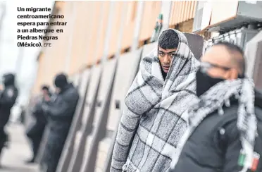  ?? EFE ?? Un migrante centroamer­icano espera para entrar a un albergue en Piedras Negras (México).