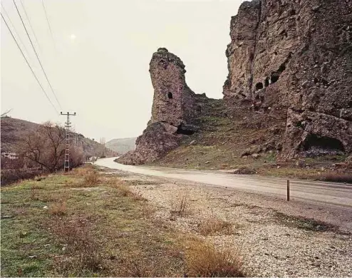  ?? ?? Eine Felsformat­ion mit ein paar alten Grabsteine­n. Das Dorf Stanoz in der Nähe Ankaras verschwind­et nach und nach, erodiert.