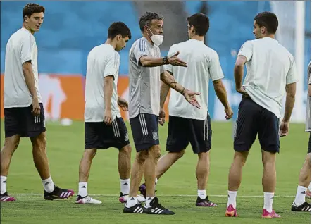  ?? FOTO: AP ?? Luis Enrique habló con Ferran Torres
La selección española se entrenó ayer por última vez en La Cartuja antes del debut ante Suecia