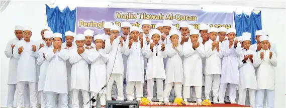  ??  ?? PERSEMBAHA­N oleh pelajar tahfiz sempena majlis itu.