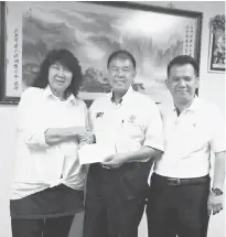  ??  ?? Chairperso­n of Diabetes Malaysia, Miri branchTing Chiew Moi (left) hands over the invitation letter to Piasau assemblyma­n Datuk Sebastian Ting.