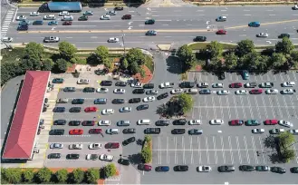  ?? TRAVIS LONG/THE NEWS & OBSERVER VIA AP ?? Abastecime­nto. Fila de carros para encher o tanque na Carolina do Norte: escassez