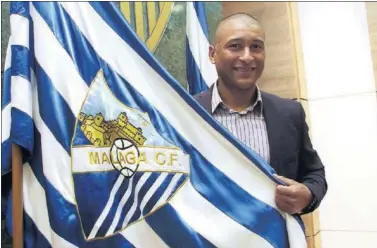  ??  ?? ESTRENO. Marcelo Romero, posando con la bandera del Málaga, ayer en La Rosaleda.