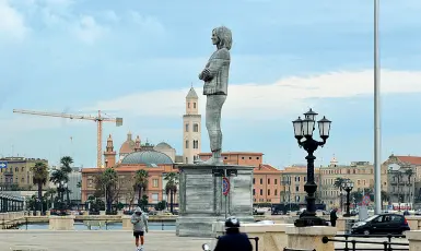  ??  ?? La rotonda La statua di Diva Tommei, alta 12 metri, che rimarrà in largo Giannella per una decina di giorni, e la bandiera arcobaleno issata in occasione del gaypride