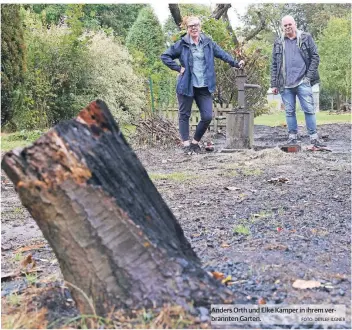  ?? FOTO: DETLEF ILGNER ?? Anders Orth und Elke Kamper in ihrem verbrannte­n Garten.