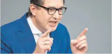  ?? FOTO: DPA ?? Die Zeit wird knapp: Bundesverk­ehrsminist­er Alexander Dobrindt (CSU) muss um sein wichtigste­s Projekt weiter kämpfen.