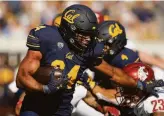  ?? Lachlan Cunningham / Associated Press ?? Cal's Christophe­r Brooks (34) evades a tackle by Washington State's Kaleb Ford-Dement (23) in the first half. Brooks had the Bears' only touchdown.