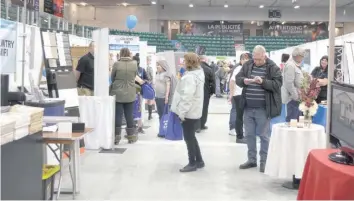  ?? photo Caroline Prévost ?? Visitors and exhibitors alike had a positive experience during the spring edition of the Clarence-Rockland Expo. The Clarence-Rockland Expo was back this year, for its ninth edition, Saturday, April 21 and Sunday, April 22, at the CIH Arena in...