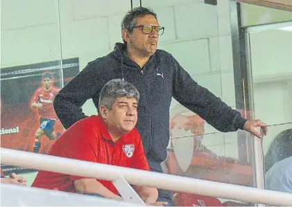  ??  ?? Tribunas. Pablo Moyano viendo un partido de Independie­nte en los palcos del club.