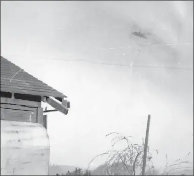  ?? Contribute­d photo ?? A photo of a UFO taken by a McMinnevil­le, Oregon farmer in 1950.