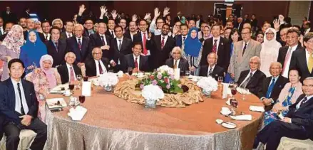  ?? [ FOTO BERNAMA ] ?? Muhammad (duduk tengah) pada majlis Makan Malam sempena Ulang Tahun Ke-40 Kelab Alumni Sekolah Perniagaan Harvard Malaysia di Kuala Lumpur, baru-baru ini.