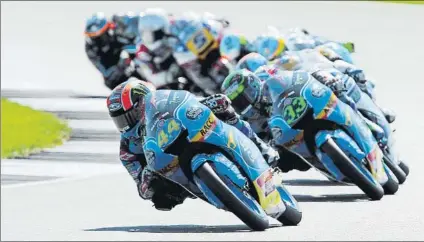  ?? FOTO: EFE ?? El paso por la penúltima vuelta decidió la clasificac­ión en Moto3 Canet y Bastianini firmaron el doblete Estrella Galicia 0,0