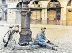  ??  ?? An Autochrome true colour photograph of a wounded French soldier, Reims, 1917