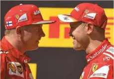  ?? FOTO: DPA ?? Mehr als nur Teamkolleg­en: Die Ferrari-Stars Kimi Räikkönen (li.) und Sebastian Vettel verstehen sich gut.