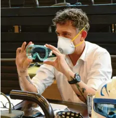  ?? Foto: Wolfgang Müller, Landratsam­t Aichach-Friedberg ?? Epidemiolo­ge Dr. Friedrich Pürner demonstrie­rt die Profi-Ausrüstung, sogenannte FFP-Masken.