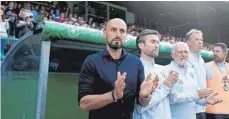  ?? FOTO: WAELISCHMI­LLER/SVEN SIMON/IMAGO ?? Klatschen beim U21-Spiel gegen Ungarn Anfang Juni in Osnabrück (von links): Trainer Antonio Di Salvo, die Co-Trainer Daniel Niedzkowsk­i und Hermann Gerland sowie Torwarttra­iner Klaus Thomforde.