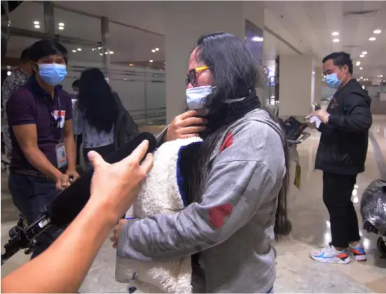  ?? PHOTOGRAPH BY ALFONSO PADILLA FOR THE DAILY TRIBUNE @tribunephl_al ?? THE distraught mother of Fabel Pineda, the 15-year-old rape-slay victim in Ilocos Sur, arrives back in the country from the Middle East, Monday, 13 July.