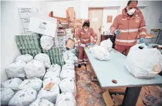  ?? /EFE ?? La Cruz Roja prepara alimentos para repartir a los hogares aislados por el contagio del coronaviru­s.