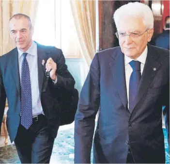  ??  ?? ► El premier designado, Carlo Cottarelli, y el Presidente Sergio Mattarella.