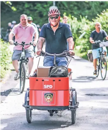  ?? FOTO: FOTOS: LARS FRÖHLICH ?? Spd-bundestags­kandidat Rainer Keller fuhr in Begleitung von Voerder Genossen mit dem Rad durch die Stadt und über die Dörfer.