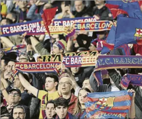  ?? FOTO: MANEL MONTILLA ?? La afición del Barça se dejó la piel y la garganta en Montjuïc sin premio