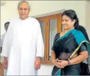  ?? ARABINDA MAHAPATRA/HT ?? CM Naveen Patnaik with Congress spokespers­on Sulochana Das after she joined the BJD. The volteface by Das is not surprising, considerin­g polls are just 18 months away.