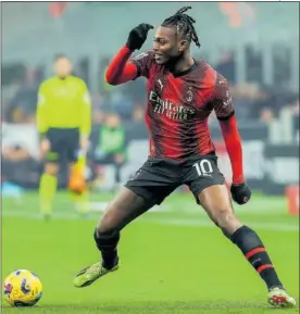  ?? ?? Rafael Leão controla el balón durante el Milan-Bolonia (2-2).