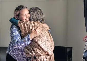  ??  ?? Eva har varit hemlös i 30 år. Sedan 1,5 år bor hon på Räddningsm­issionen där hon får hjälp av bland annat Madeleine Forsén.