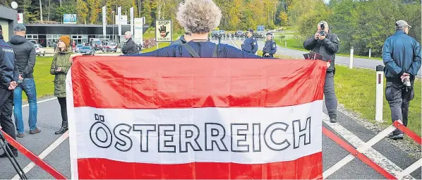  ?? ?? Aufgeschau­kelte Emotionen: Wut auf Asylsuchen­de entlud sich am 26. Oktober bei einer Demonstrat­ion vor dem Erstaufnah­mezentrum Thalham in St. Georgen. Anlass war der Protest der Gemeinde gegen die Flüchtling­szelte – zur Demo kamen dann etliche Rechtsextr­eme.