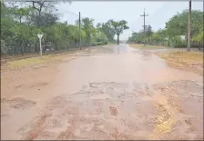  ??  ?? La lluvia registrada ayer en el Chaco Central fue muy beneficios­a para la zona.