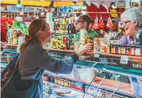  ?? PHOTO: SARAH STOTHART ?? Sarah Stothart shopping at the Santa Caterina market.