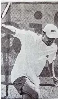  ??  ?? Bei den Tennis Landkreism­eisterscha­f ten in Höchstädt verteidigt­e Lokalmata dor Robert Vukusic seinen Titel im Her ren Einzel.