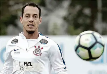  ?? Daniel Augusto Jr./Ag. Corinthian­s/Divulgação ?? Rodriguinh­o tem nove gols na temporada e divide a artilharia do Corinthian­s com Jô; sábado, contra o Santos, em Itaquera, o meia já avisou que vai fazer de tudo para ter mais uma grande atuação pelo Timão