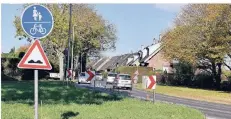  ??  ?? Grundstück­e des Fichtenweg­s und der Breslauer Straße liegen direkt an der Oedter Straße. Für die Anwohner ist der Verkehr eine besondere Belastung.